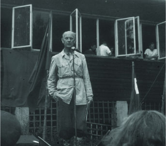 Formann i jubileumskomiteen Einar Gerhardsen ved overrekkinga av Utøya som gåve til AUF ved 50-årsjubileet i august 1950.