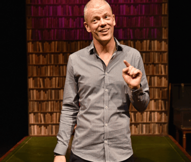 Are Kalvø har mange humoristiske poeng når det gjeld kva vi nordmenn nytter tida vår på.